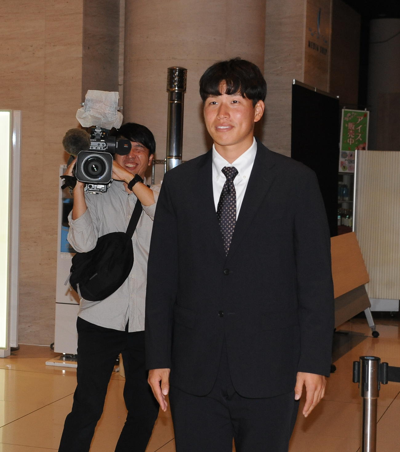 ヤクルトから育成3位指名を受け、会場に訪れたファンにあいさつをするオイシックス下川