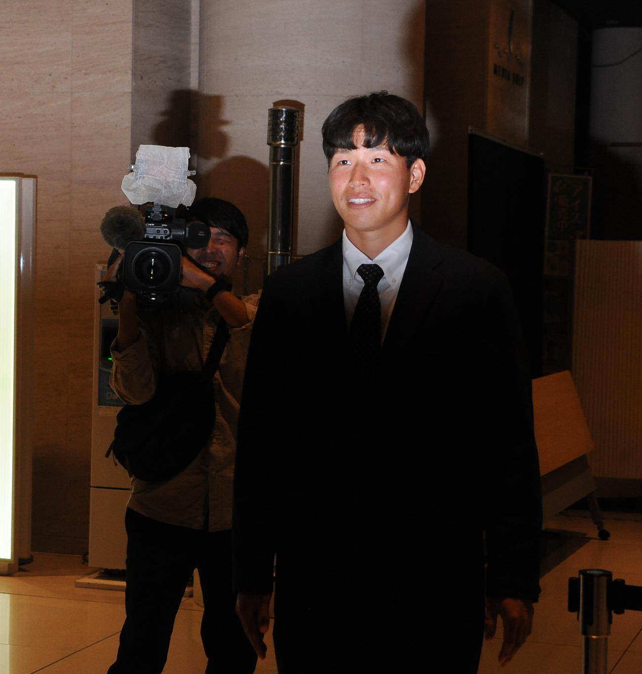 ヤクルトから育成3位指名を受け、会場に訪れたファンにあいさつをするオイシックス下川