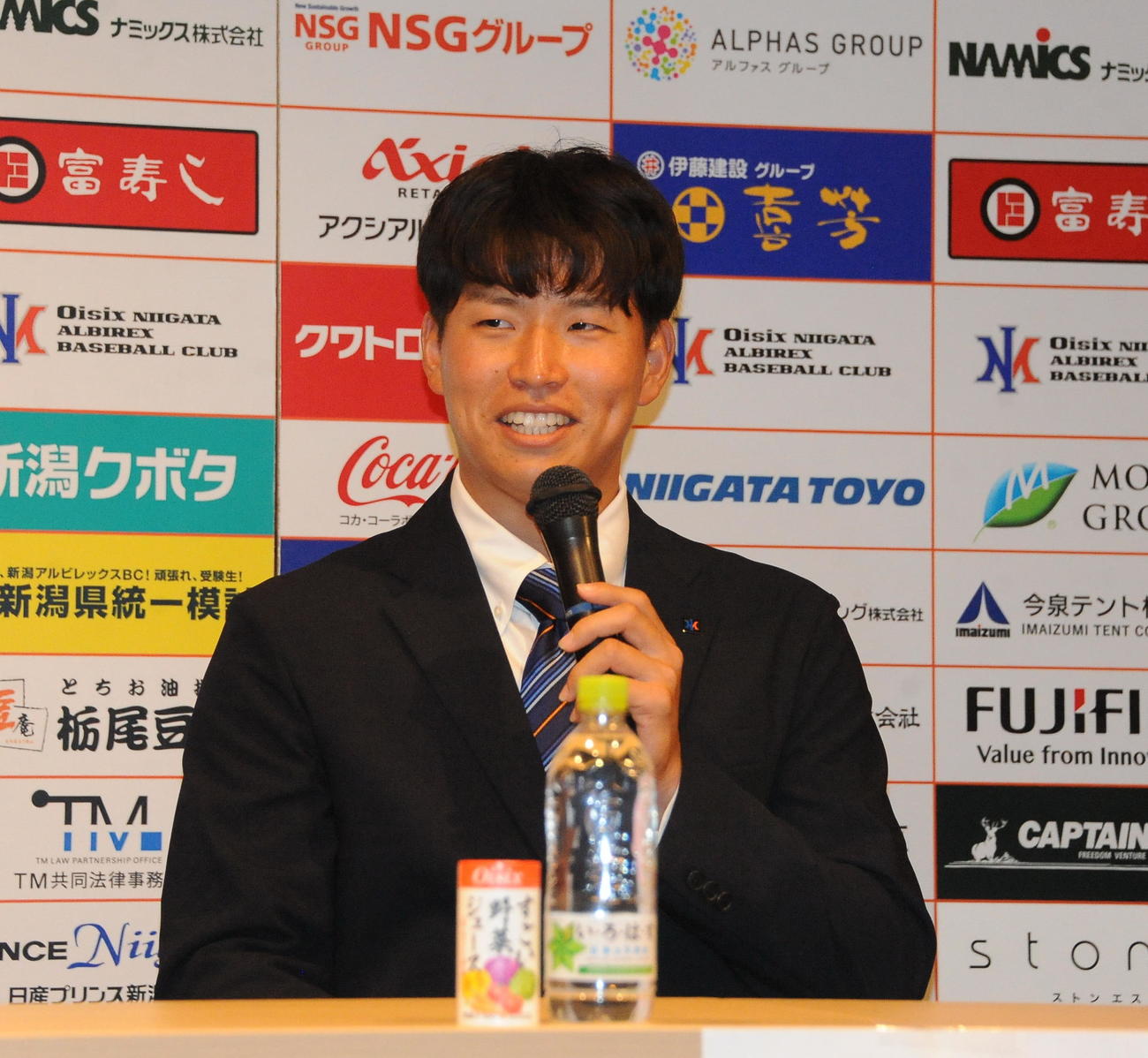 ヤクルトから育成3位指名を受け、会見で笑顔を見せるオイシックス下川（撮影・小林忠）