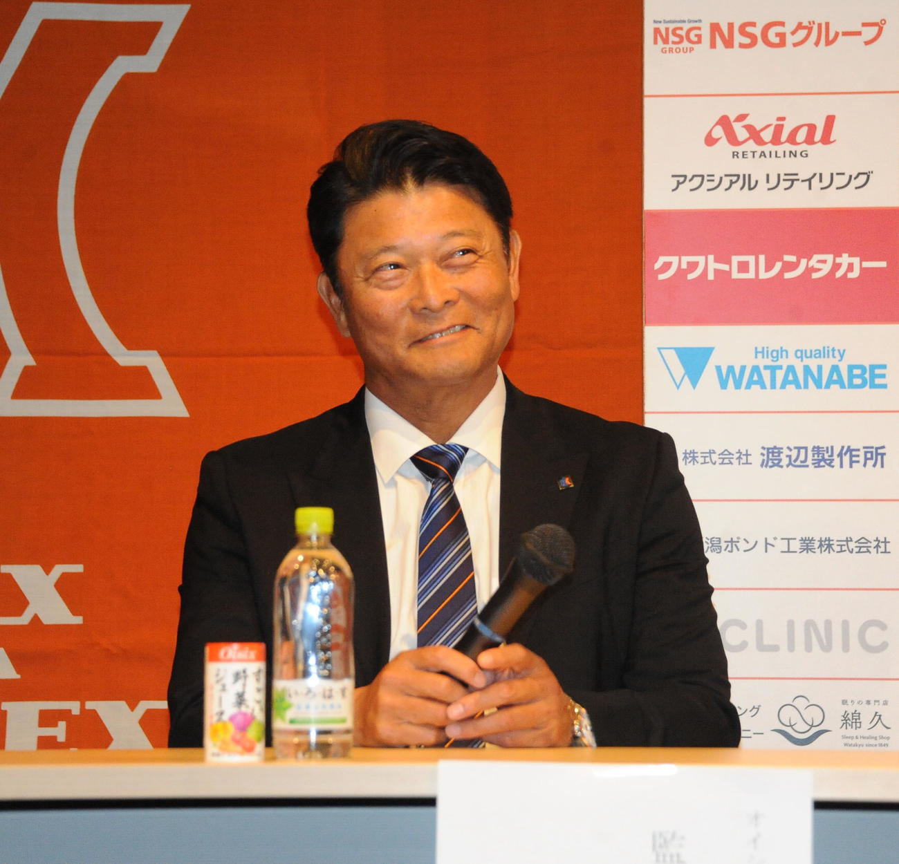 ヤクルトから育成3位指名を受けたオイシックス下川の会見に参加する橋上監督（撮影・小林忠）