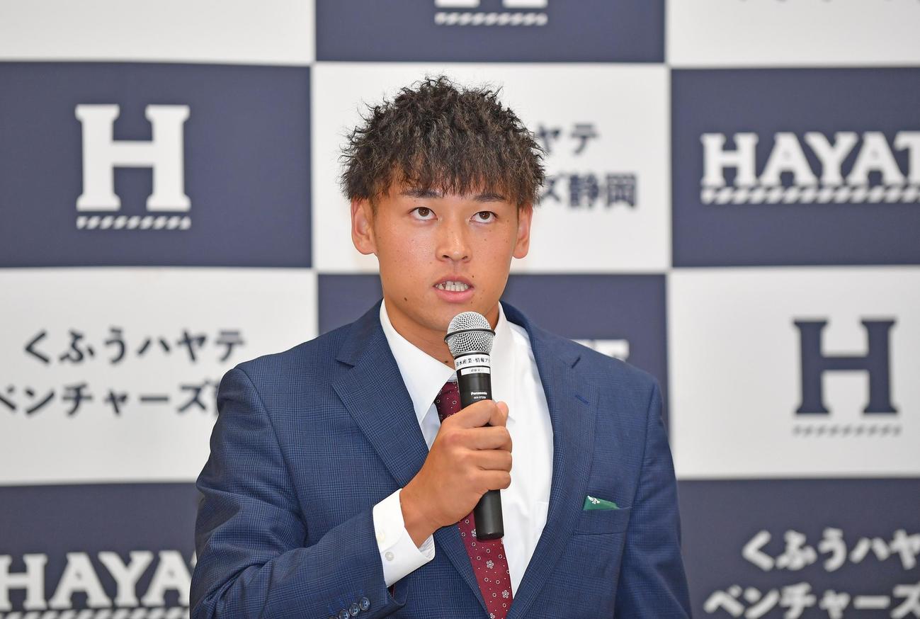 会見で抱負を語るくふうハヤテ・早川