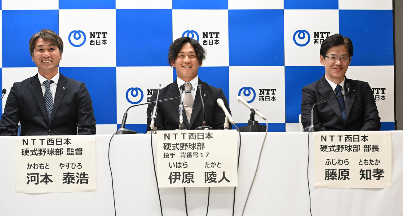 阪神から1位指名を受け会見するNTT西日本の伊原（中央）（撮影・和賀正仁）