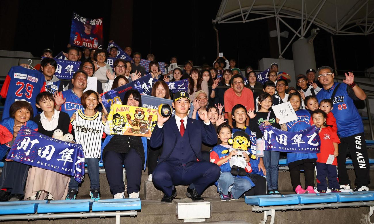 阪神にドラフト4位指名を受けたBC埼玉の町田（中央）はファンの祝福を受ける（撮影・上田博志）