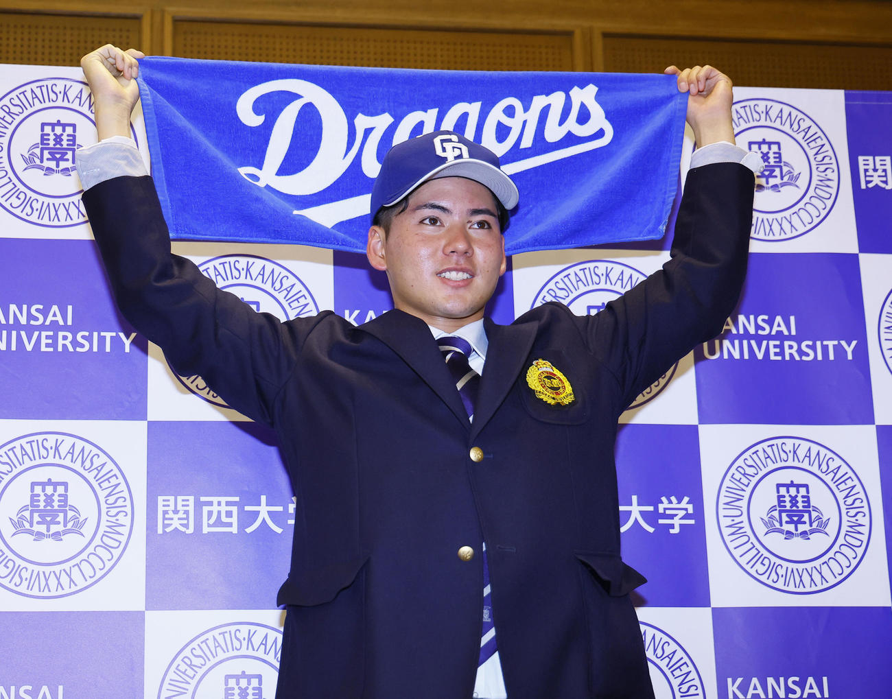 中日から1位指名を受け、ポーズをとる関大・金丸（撮影・藤尾明華）