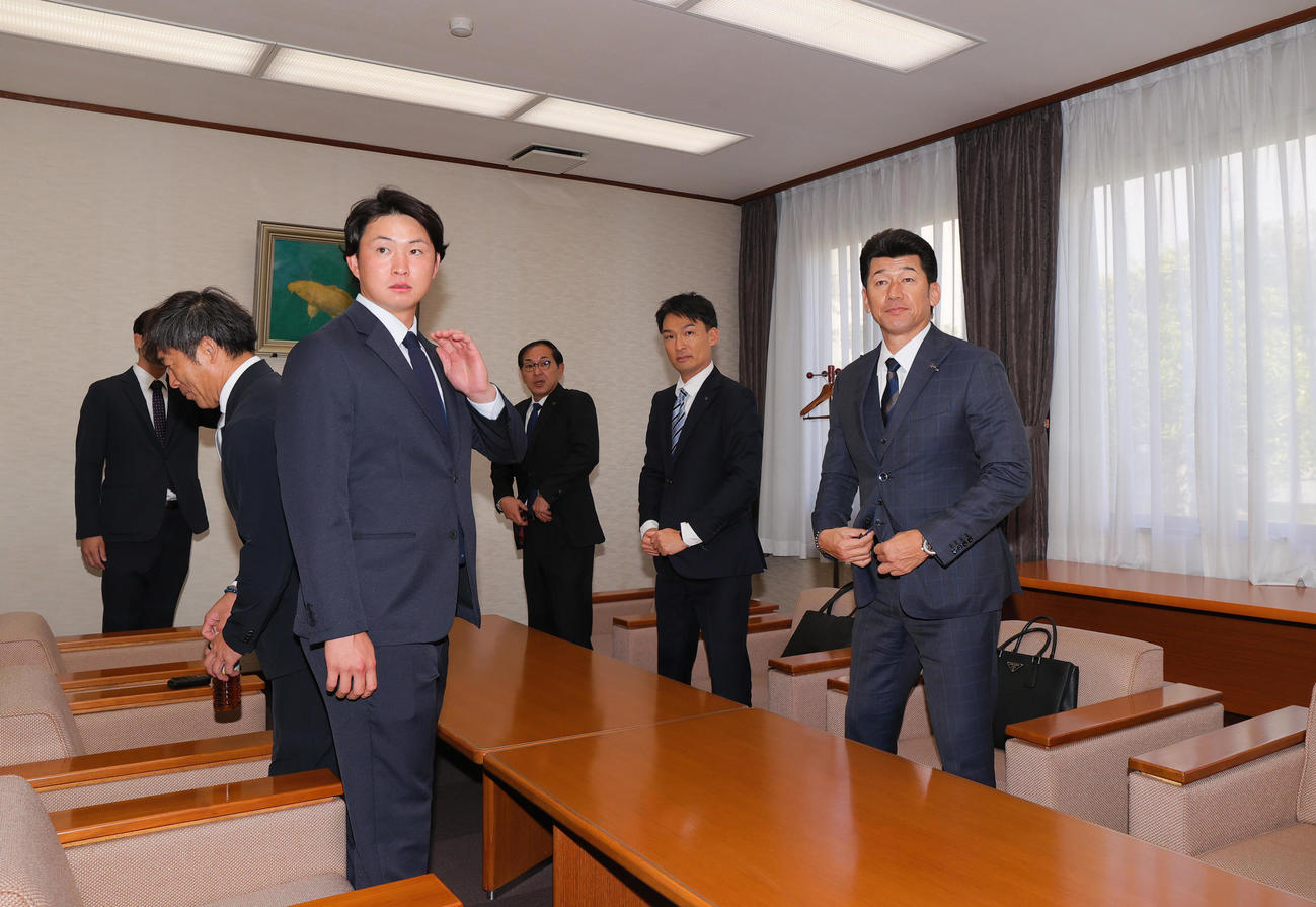 DeNA三浦監督（右）はドラフト1位の三菱重工West竹田（左から2人目）の指名あいさつに訪れる（撮影・上山淳一）