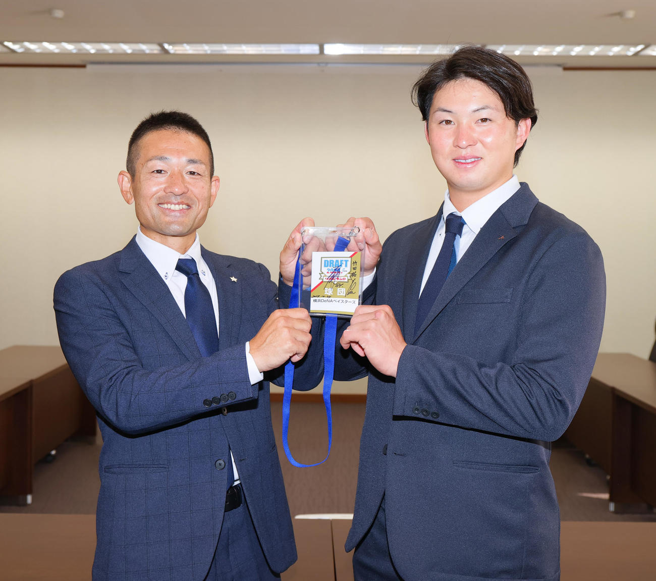 DeNAドラフト1位の三菱重工West竹田（右）は藤田スカウトと写真に納まる（撮影・上山淳一）