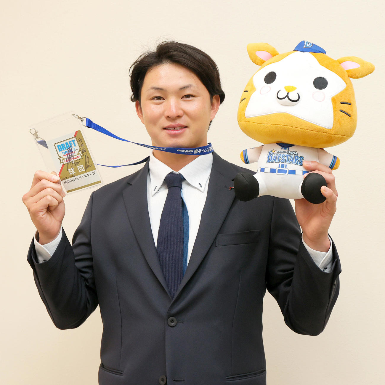 DeNAドラフト1位の三菱重工West竹田はドラフト会議入館パスとDB．スターマンのぬいぐるみを手に笑顔を見せる（撮影・上山淳一）