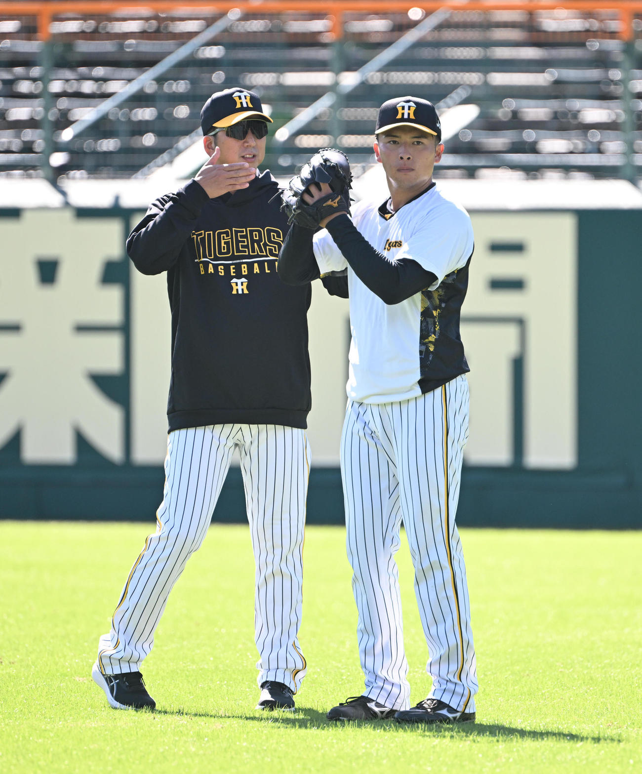 椎葉（右）に熱心に指導する阪神藤川監督（撮影・和賀正仁）