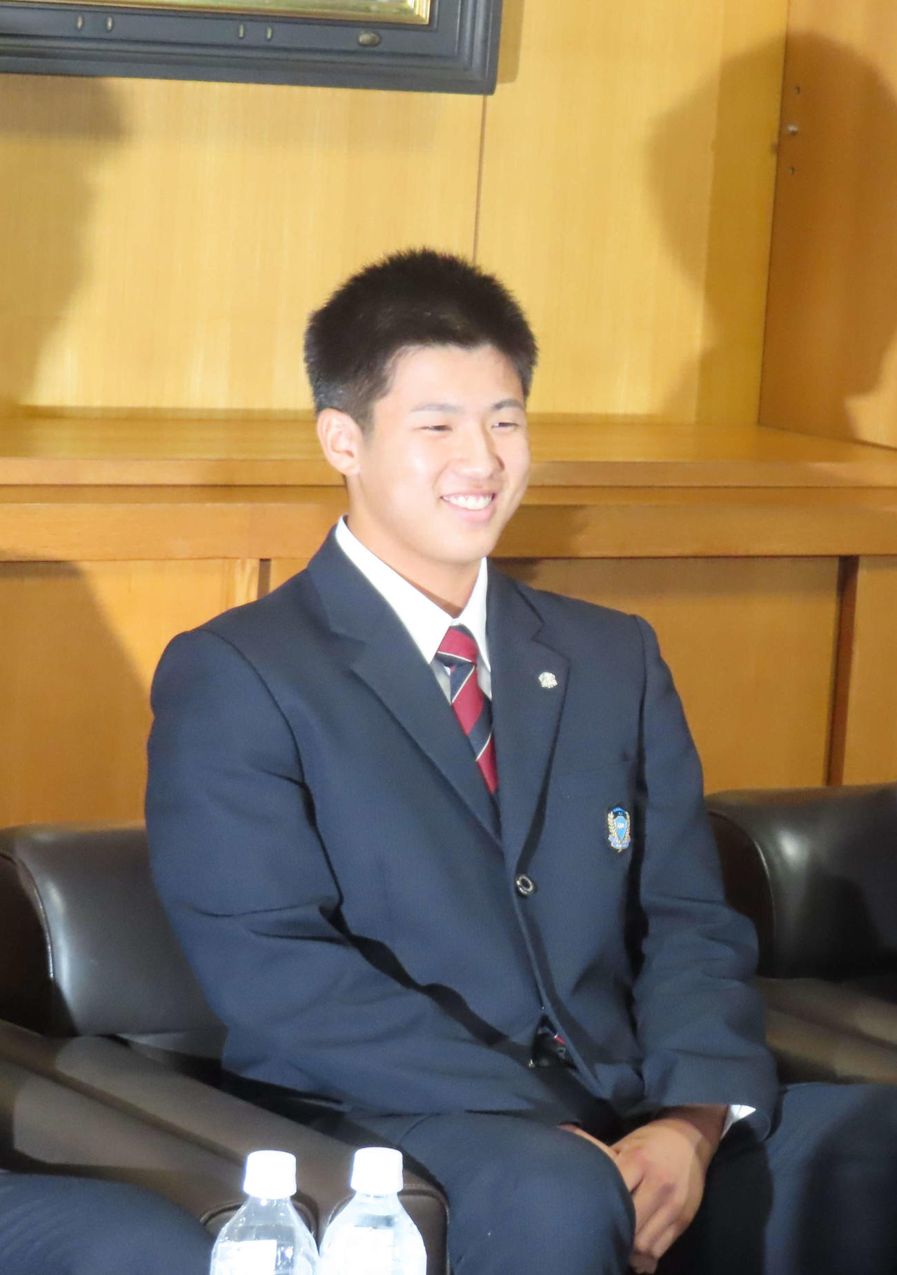 巨人からドラフト1位指名を受け、笑顔を見せる花咲徳栄・石塚（2024年10月24日撮影）