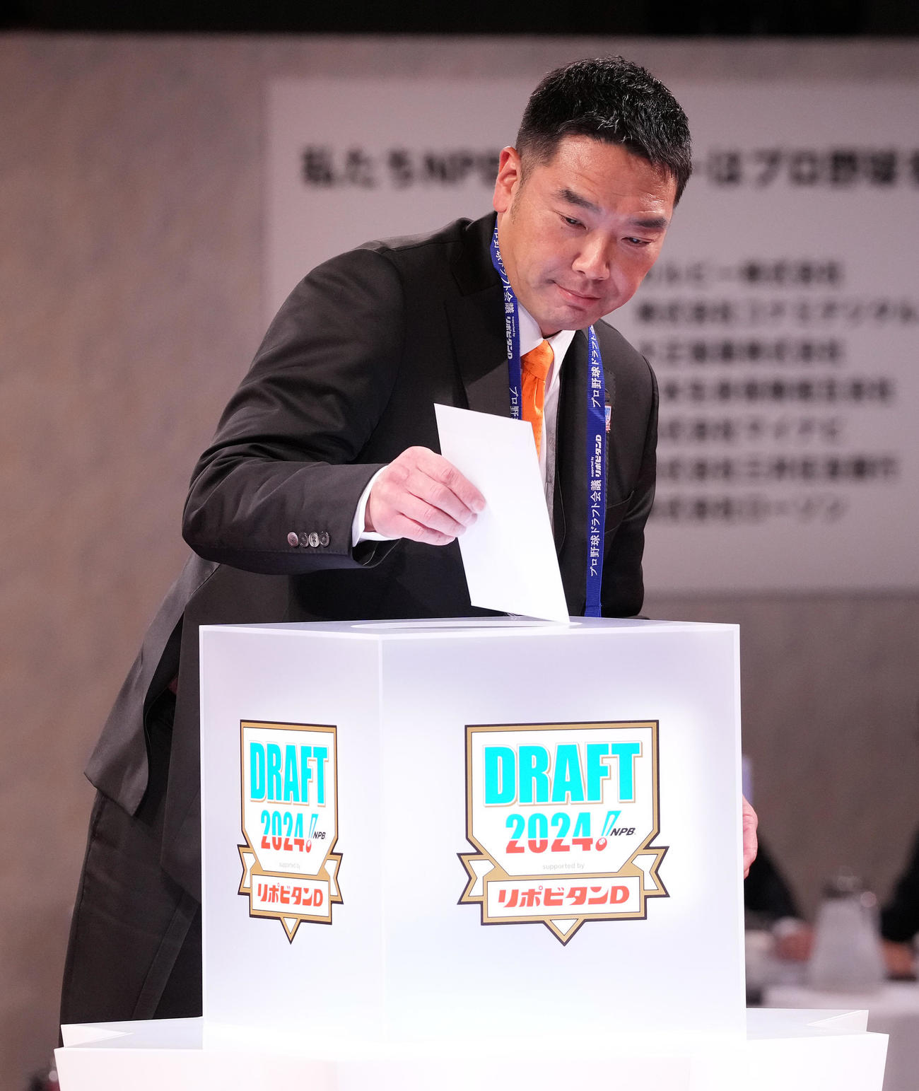 ドラフト1位で花咲徳栄・石塚を指名し、くじを引く巨人阿部監督（2024年10月24日撮影）
