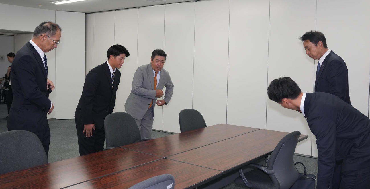 昨日のドラフト会議で1位指名を受けヤクルト小川淳司GMからあいさつを受ける中村優斗（左から2人目）（撮影・森本幸一）