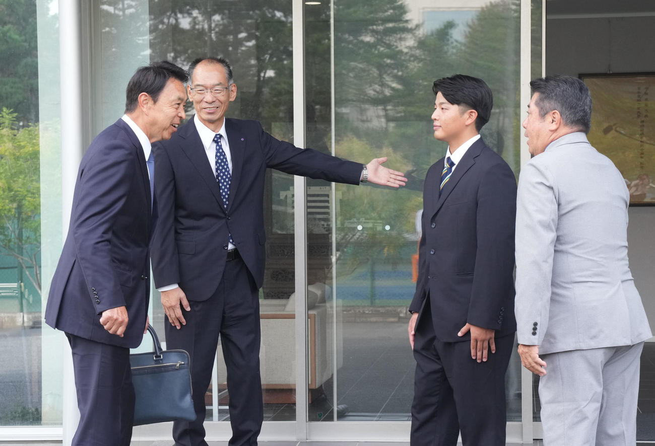 昨日のドラフト会議で1位指名を受けヤクルト小川淳司GMからあいさつを受ける中村優斗（左から3人目）（撮影・森本幸一）