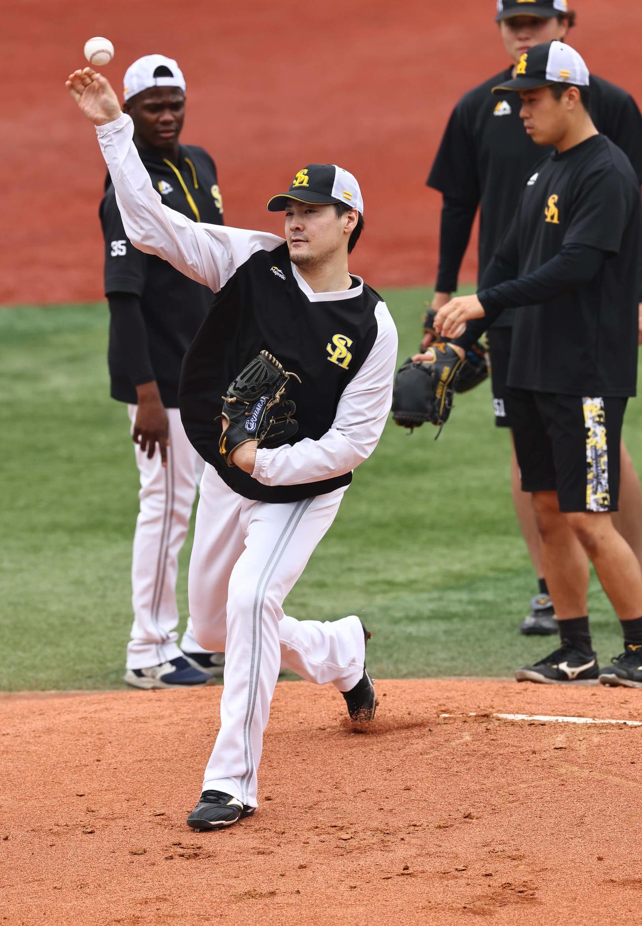 横浜スタジアムのマウンドを確認しながら投内連係練習をする有原（2024年10月24日撮影）