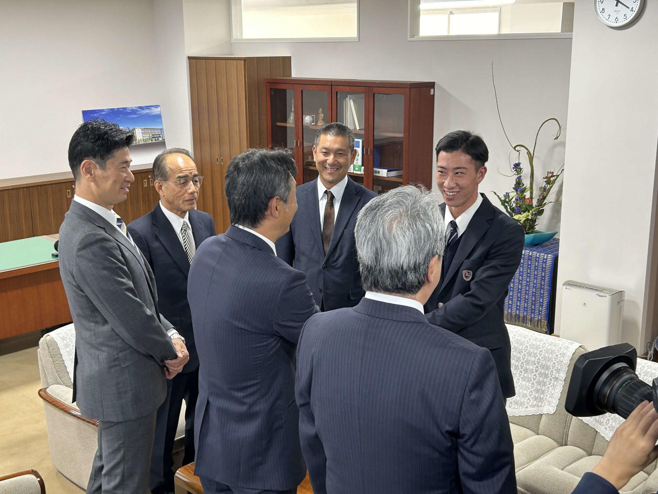 西口文也監督と握手を交わす西武のドラフト1位金沢（石川）・斎藤大翔内野手（撮影・平山連）