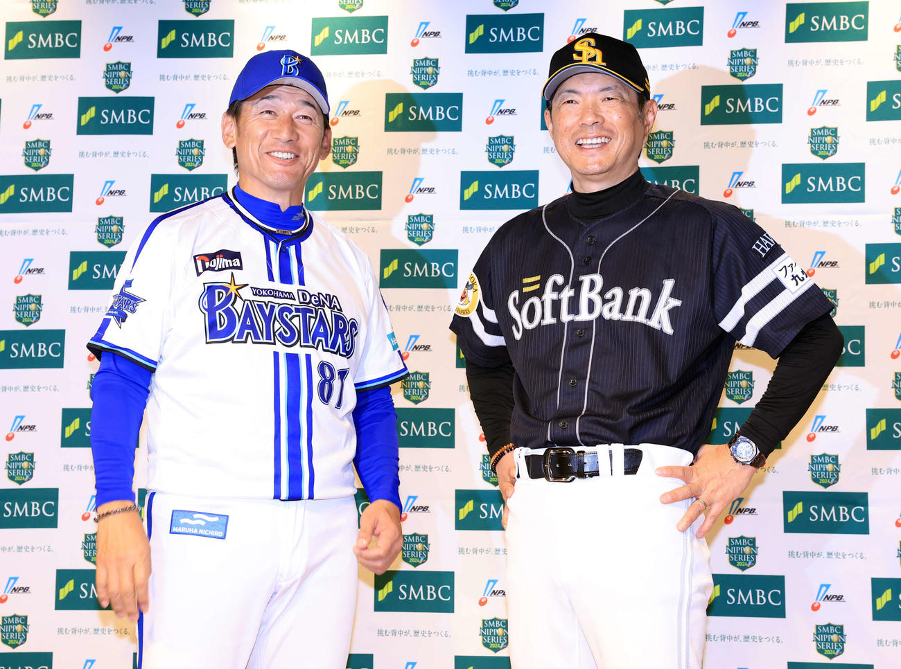 監督会議を終え笑顔で記念撮影するDeNA三浦監督（左）とソフトバンク小久保監督（撮影・浅見桂子）