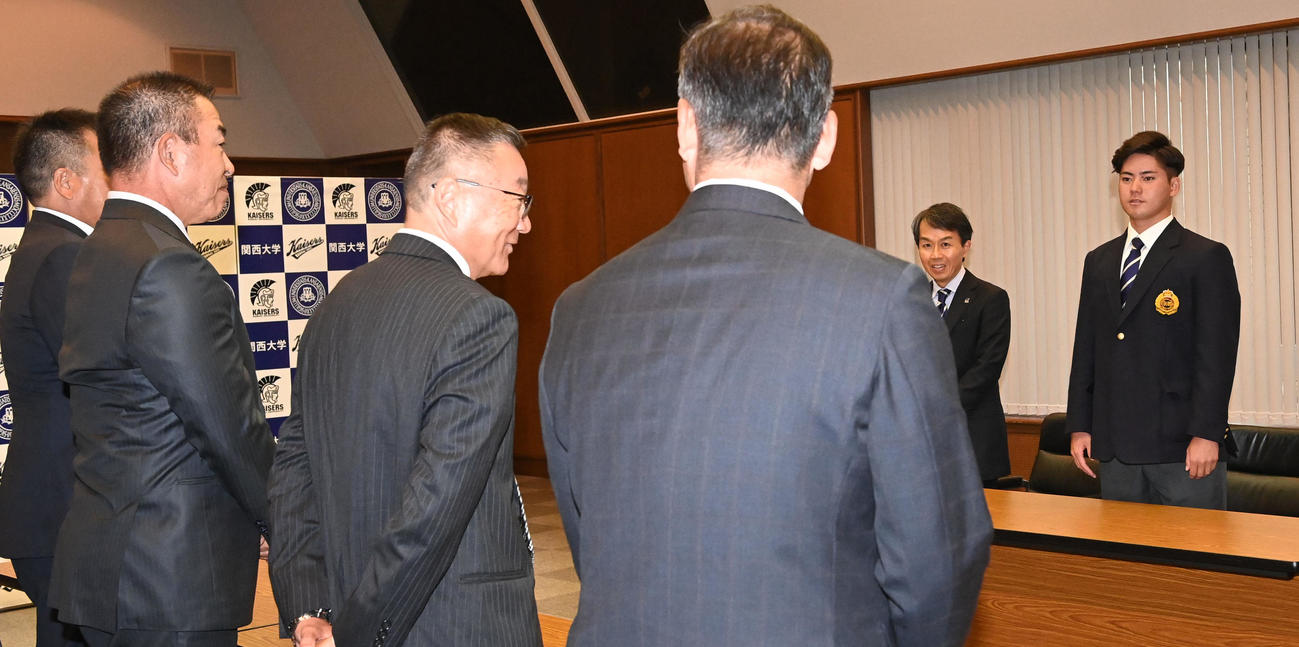 井上監督（左から2人目）ら中日関係者から指名あいさつを受ける関大・金丸（右）（撮影・前岡正明）