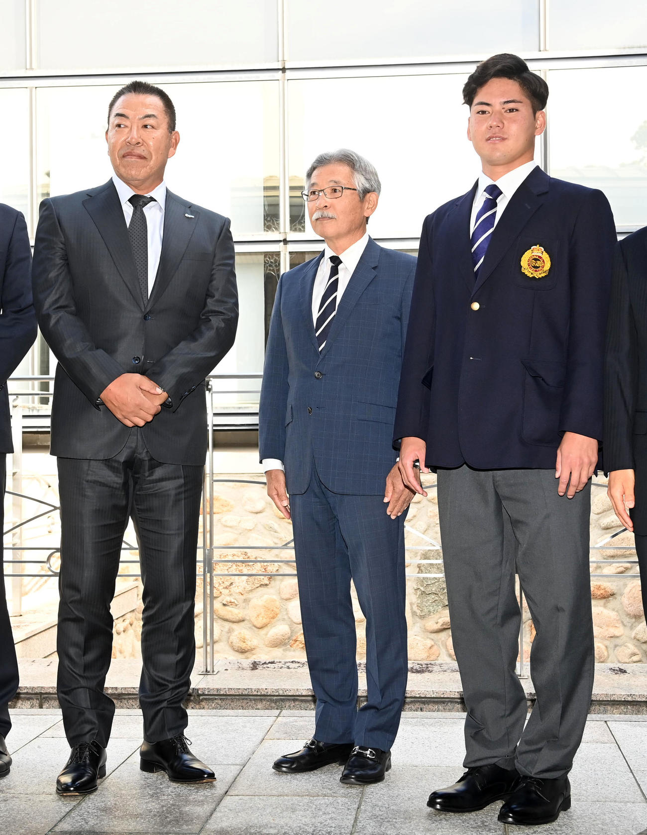 指名あいさつに訪れた中日井上監督（左）らを出迎える関大・金丸（右）。中央は田尻野球部副顧問（撮影・前岡正明）