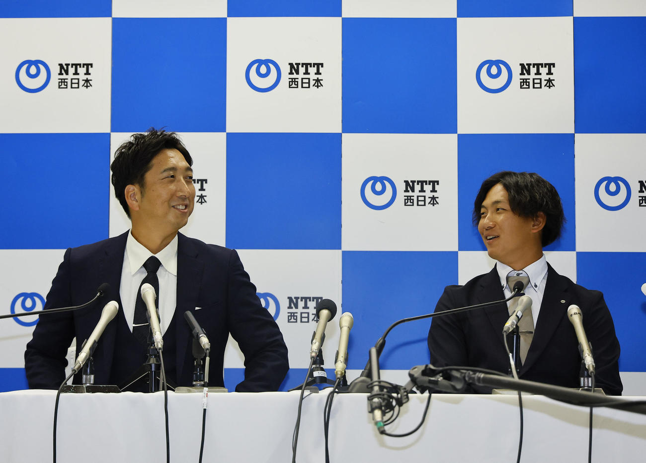 指名あいさつを終え、記者会見する藤川監督（左）とNTT西日本・伊原（撮影・藤尾明華）
