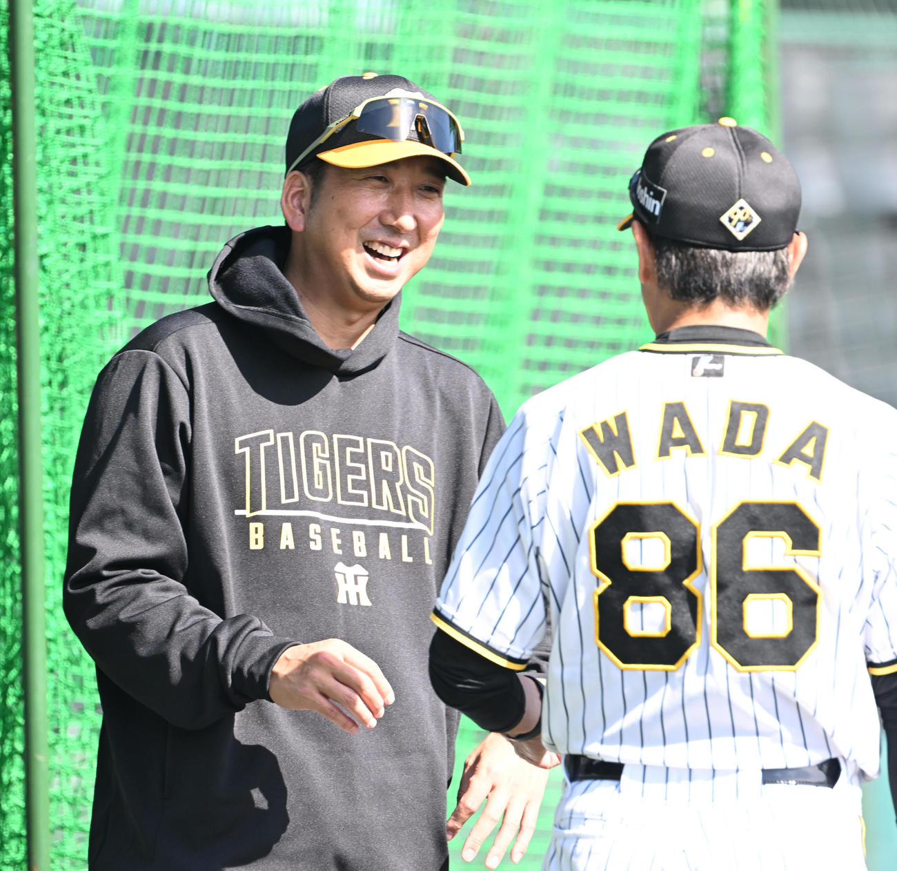 和田1・2軍打撃巡回コーディネーター（右）と話す藤川監督（撮影・和賀正仁）