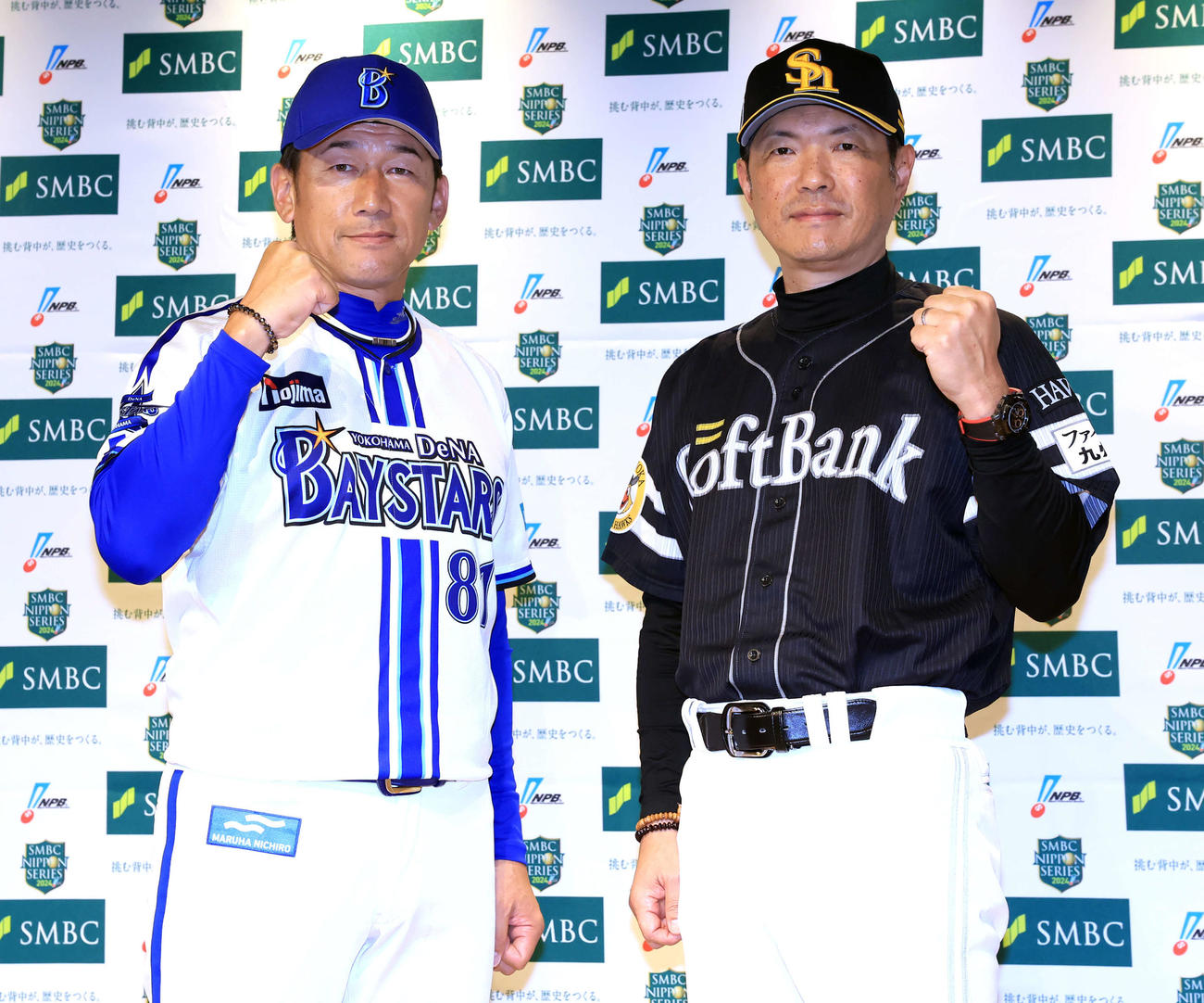 監督会議を終えガッツポーズするDeNA三浦監督（左）とソフトバンク小久保監督（撮影・浅見桂子）