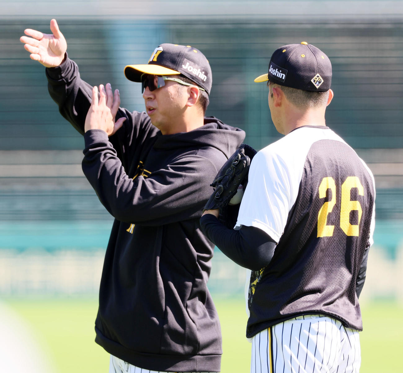 キャッチボールする椎葉（右）にアドバイスを送る藤川監督（撮影・加藤哉）