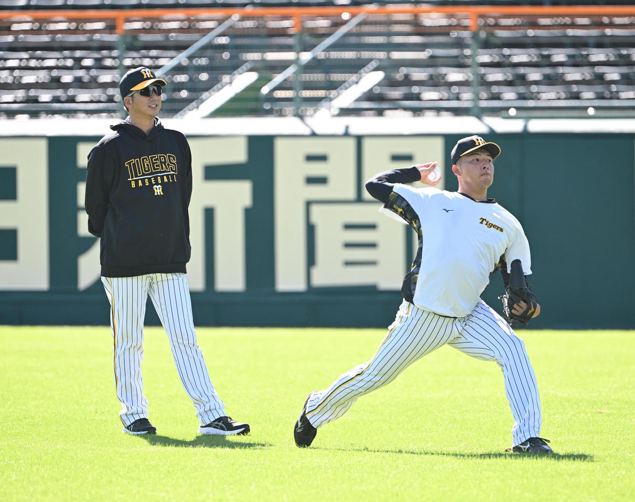 阪神藤川監督（左）がチェックする中、キャッチボールする椎葉（撮影・和賀正仁）