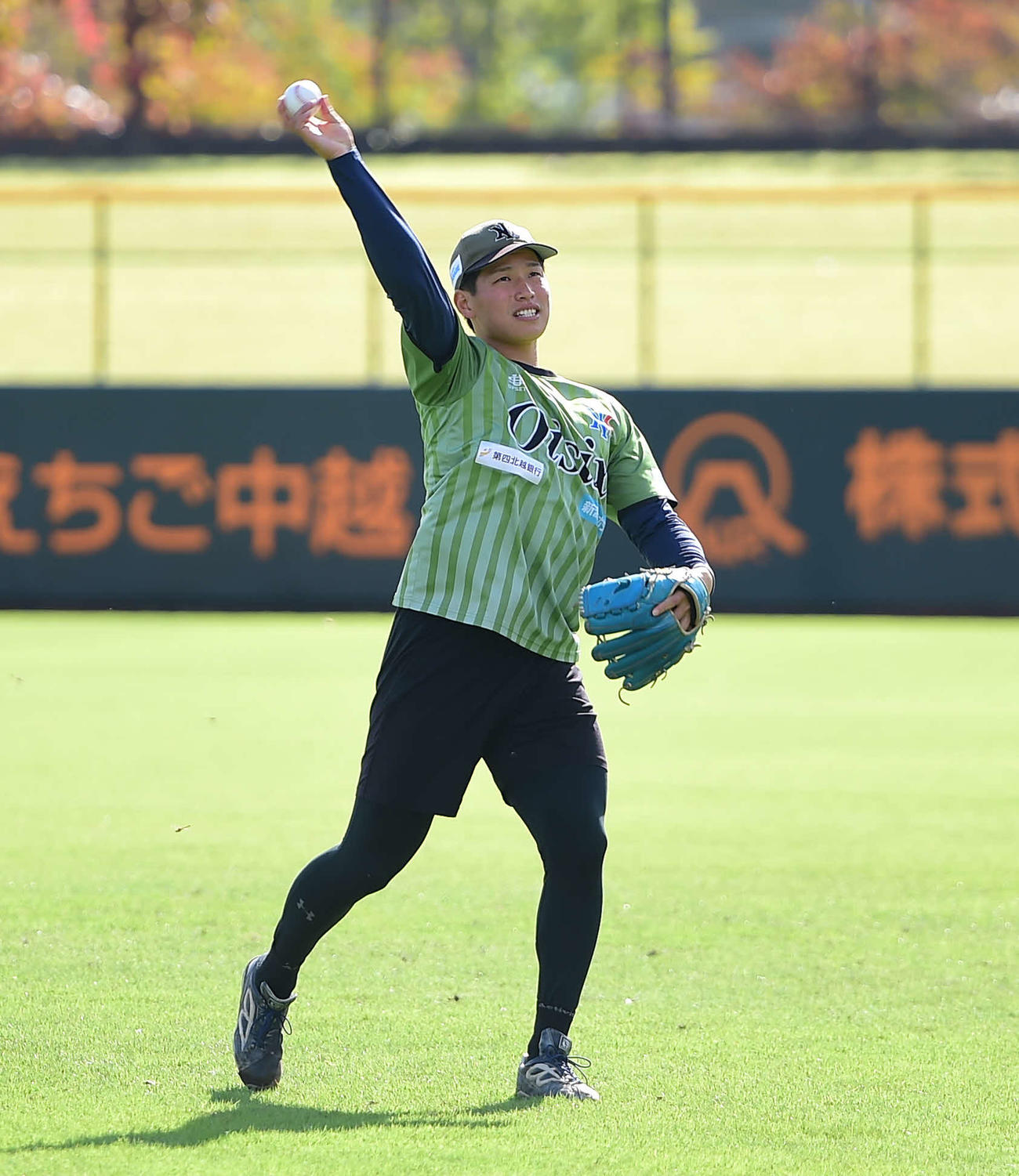 キャッチボールをするオイシックス下川