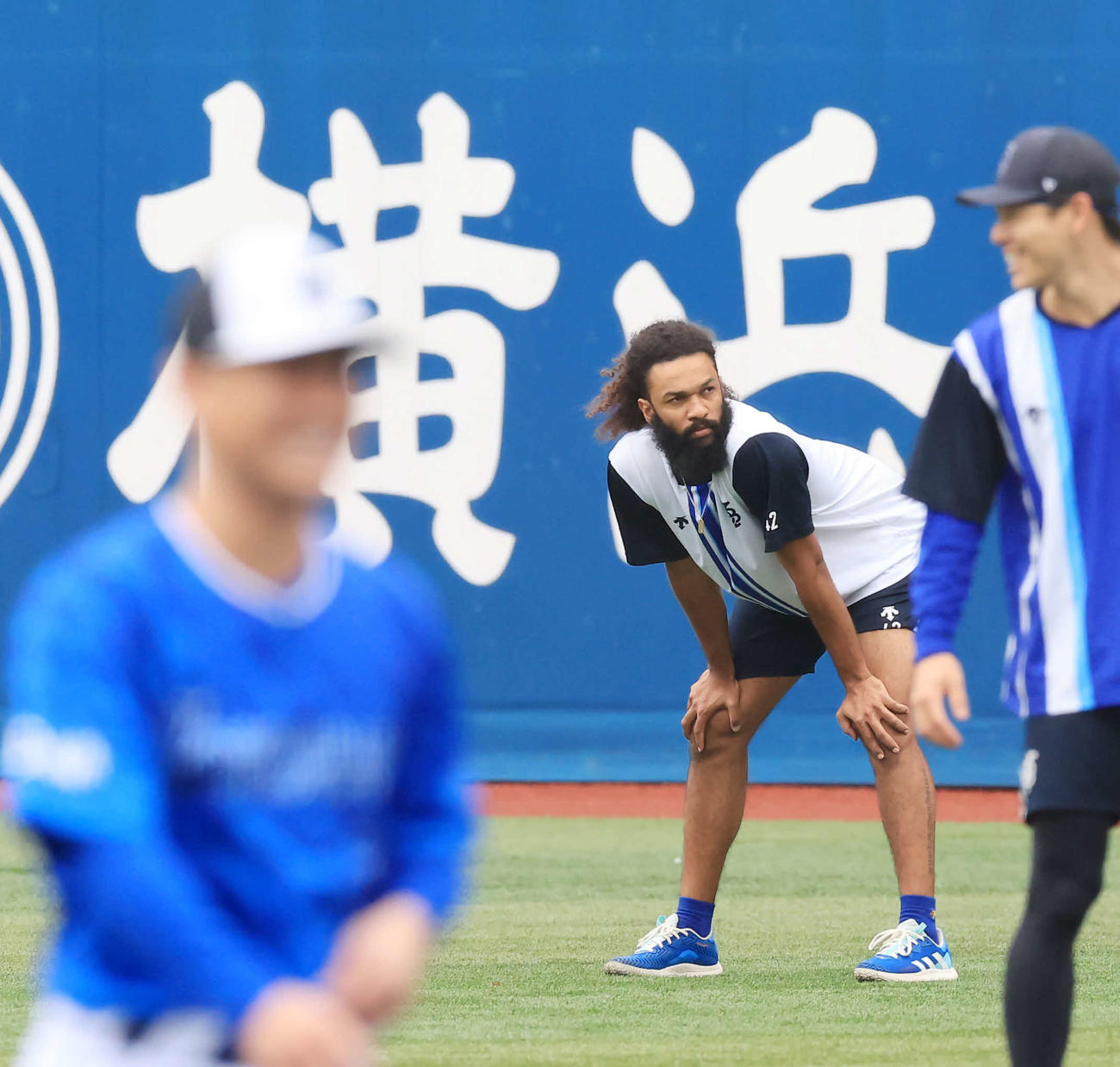 日本シリーズ前日練習で、ダッシュの用意をするDeNAジャクソン（撮影・浅見桂子）
