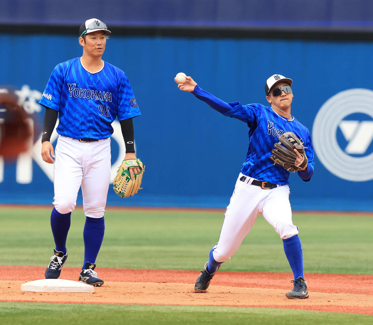 日本シリーズ前日練習で、ノックを受けるDeNA森（右）。左は京田（撮影・浅見桂子）