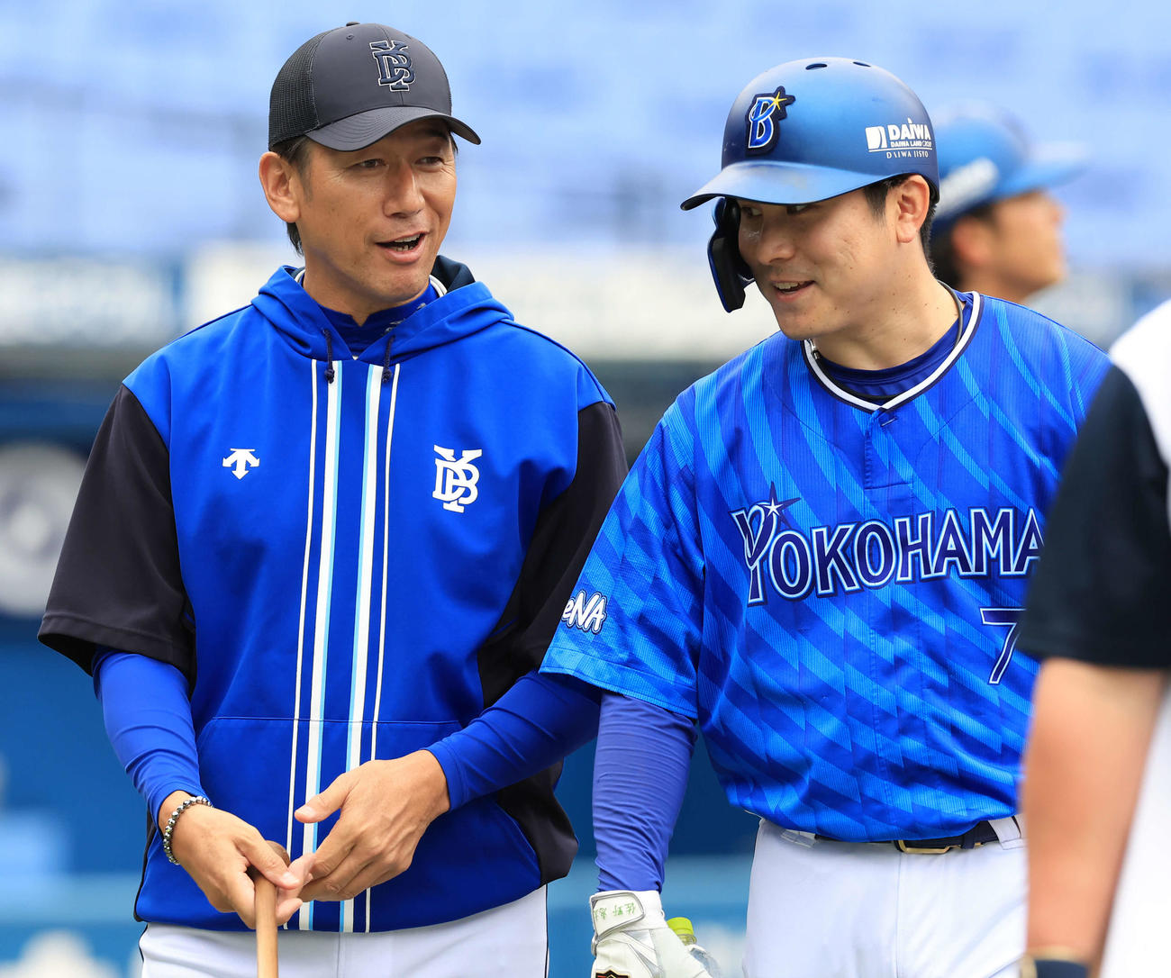 日本シリーズ前日練習で、佐野（右）に笑顔で声をかけるDeNA三浦監督（撮影・浅見桂子）
