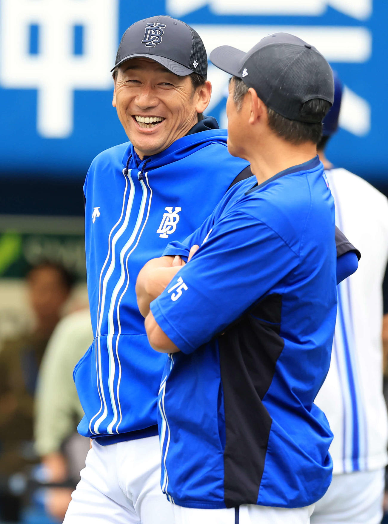 日本シリーズ前日練習で、DeNA石井コーチ（手前）と談笑する三浦監督（撮影・浅見桂子）