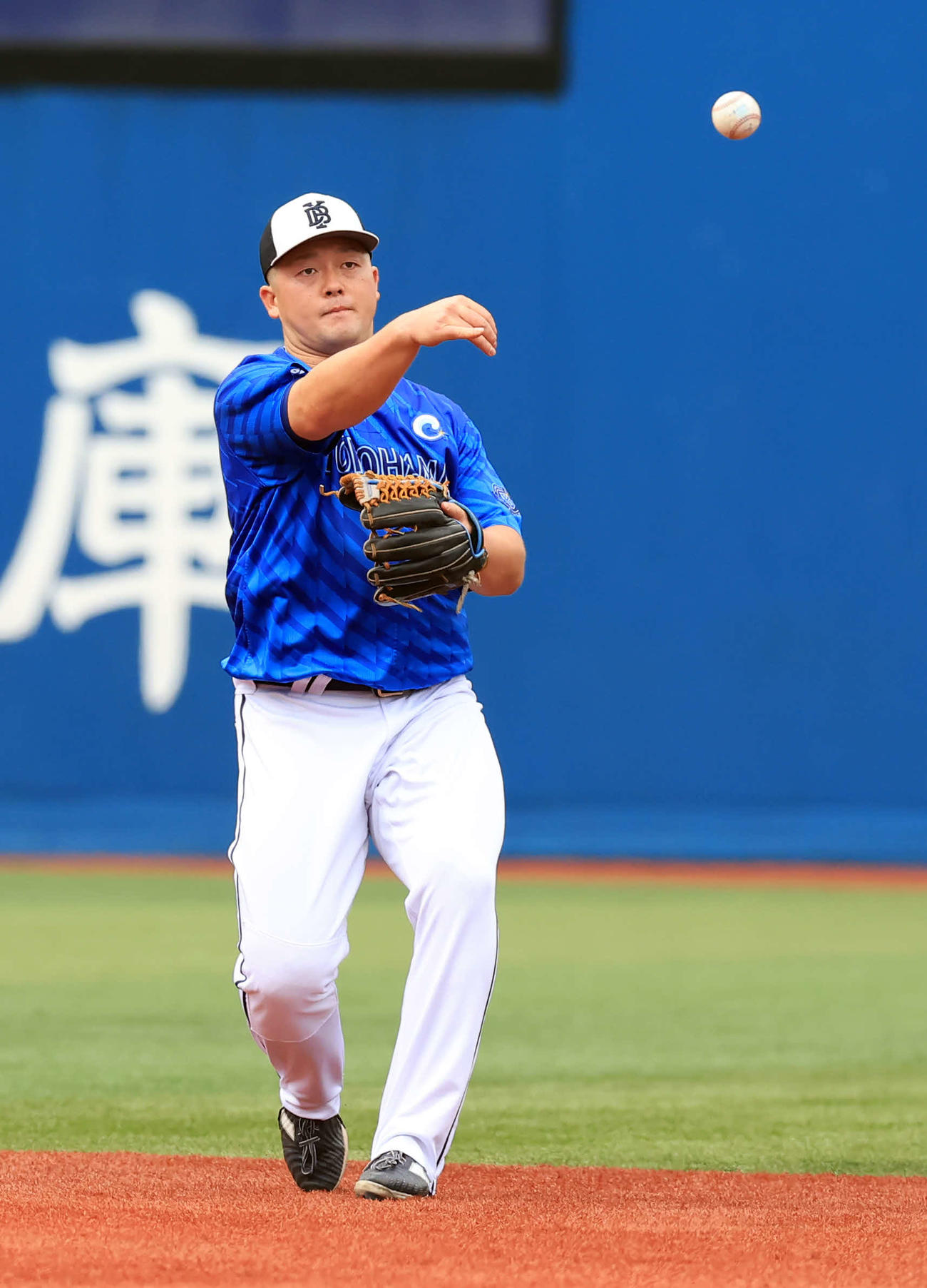 日本シリーズ前日練習で、ノックするDeNA牧（撮影・浅見桂子）