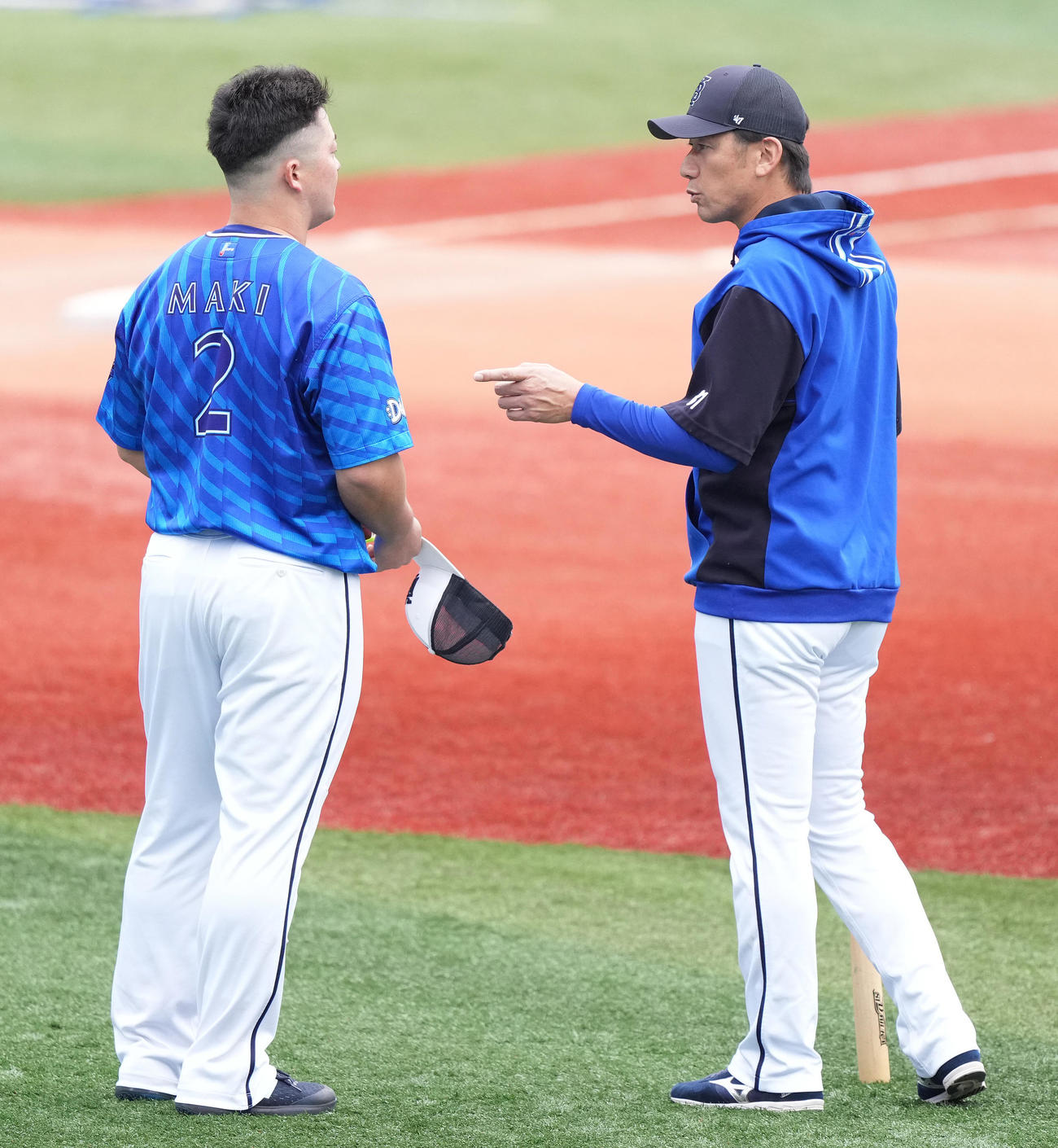 牧（左）と話すDeNA三浦監督（撮影・鈴木みどり）
