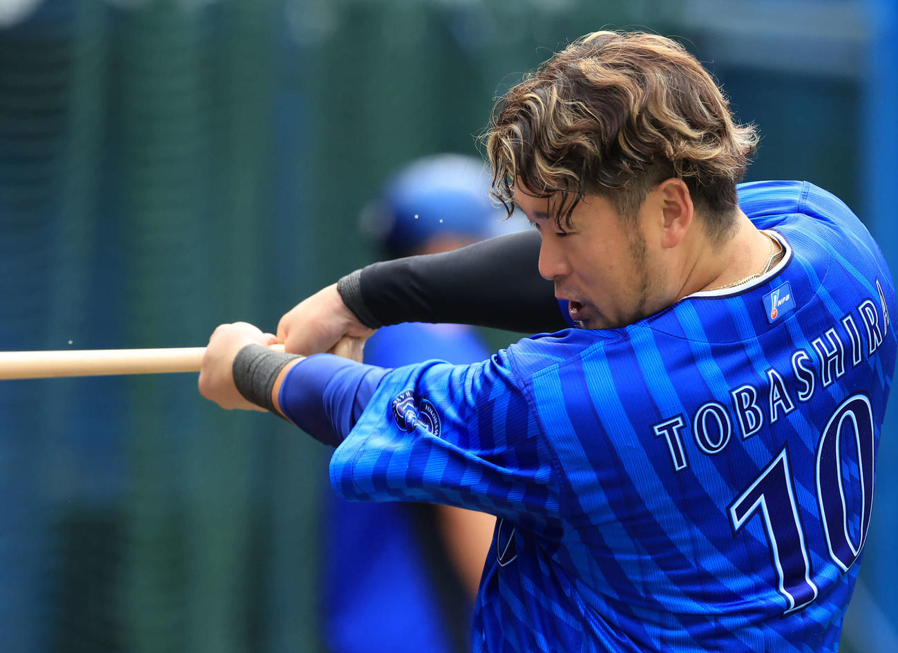 日本シリーズ前日練習で、汗を飛ばしてティー打撃するDeNA戸柱（撮影・浅見桂子）