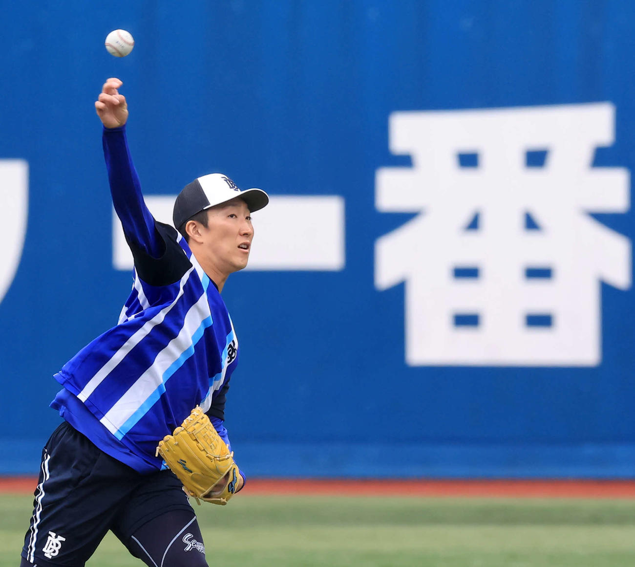 日本シリーズ前日練習で、一番の文字を背にキャッチボールするDeNA大貫（撮影・浅見桂子）