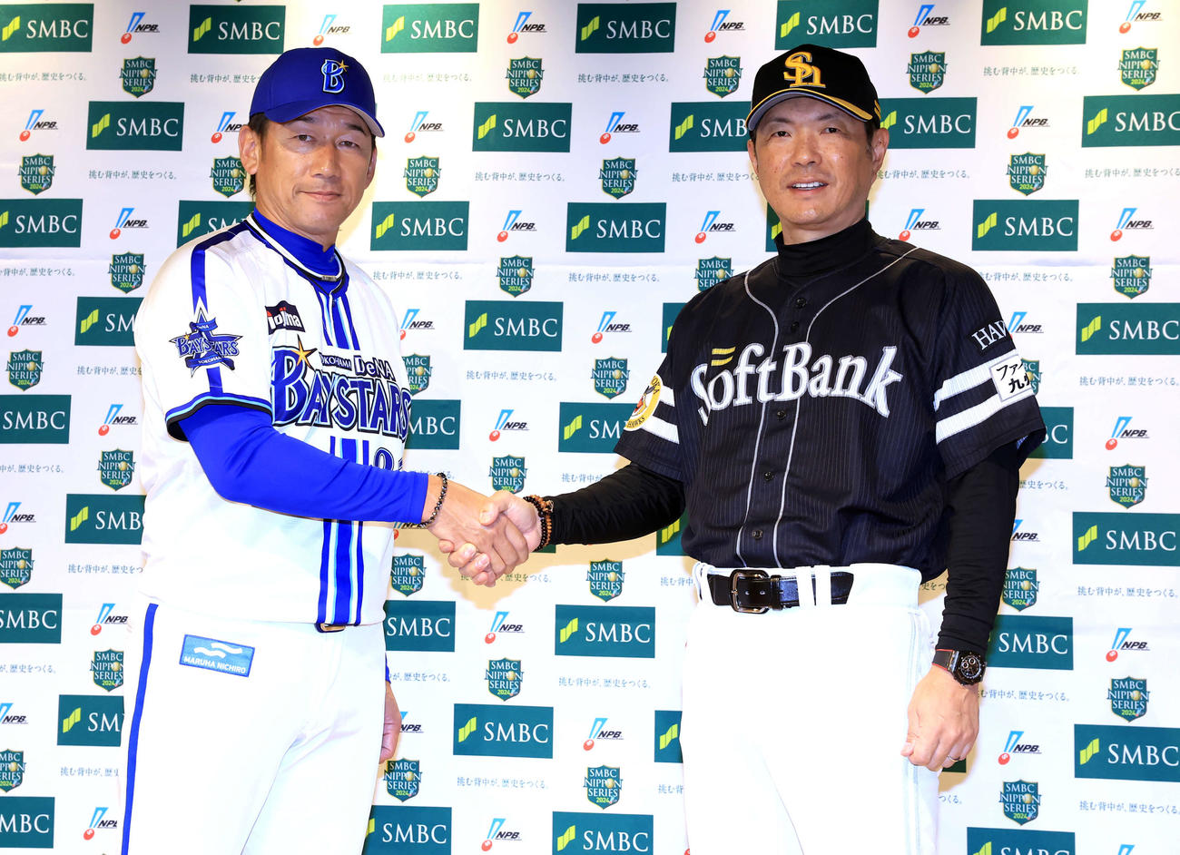 監督会議を終え、笑顔で握手するDeNA三浦監督（左）とソフトバンク小久保監督（撮影・浅見桂子）