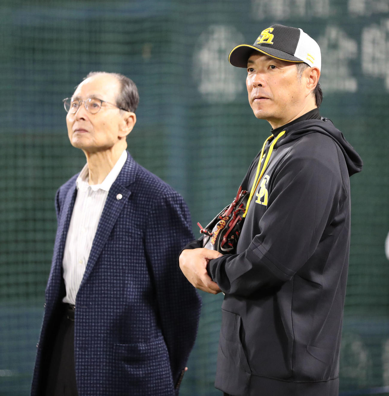 ナインの練習を見守る小久保監督と王球団会長（撮影・梅根麻紀）