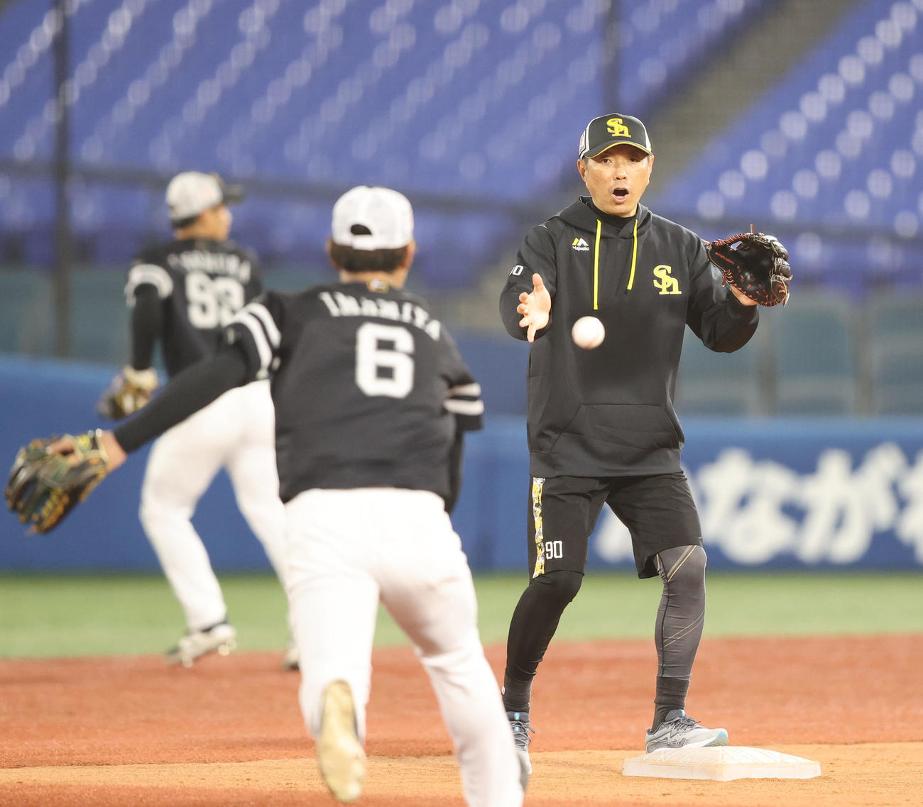 練習中、二塁に入る小久保監督（撮影・梅根麻紀）