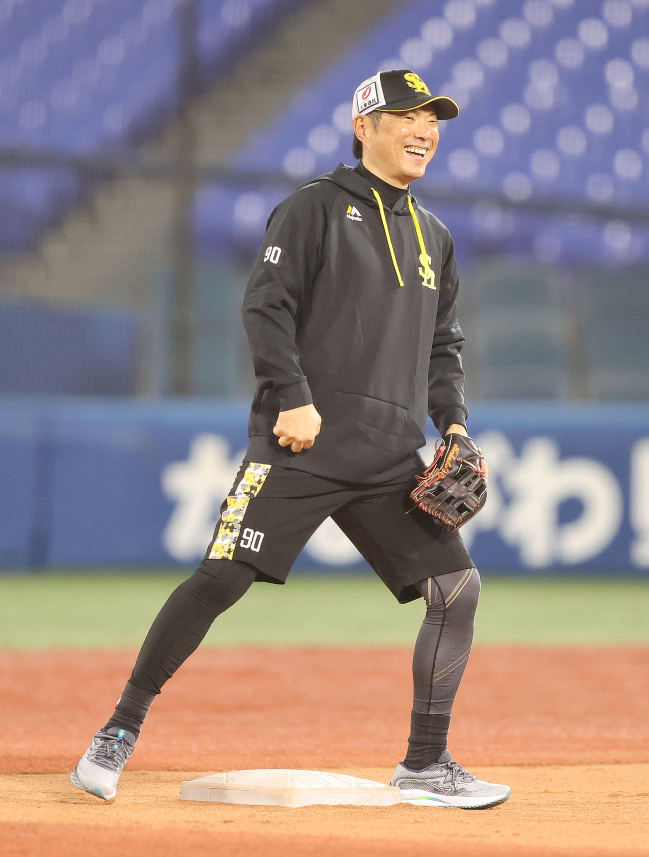 練習中、二塁に入る小久保監督（撮影・梅根麻紀）
