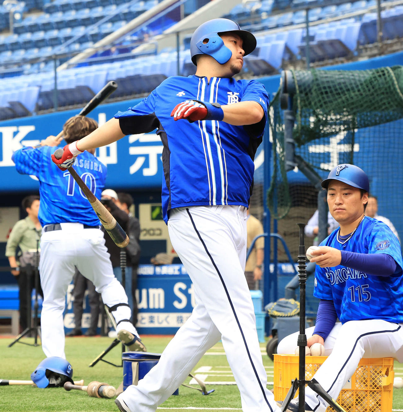 日本シリーズ前日練習で、建築中のビルを背にティー打撃するDeNA筒香（撮影・浅見桂子）