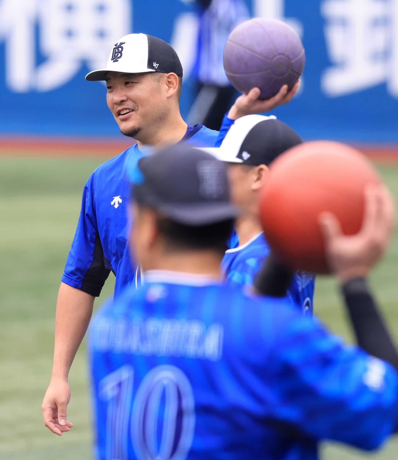日本シリーズ前日練習で、リラックスした表情のDeNA筒香（撮影・浅見桂子）