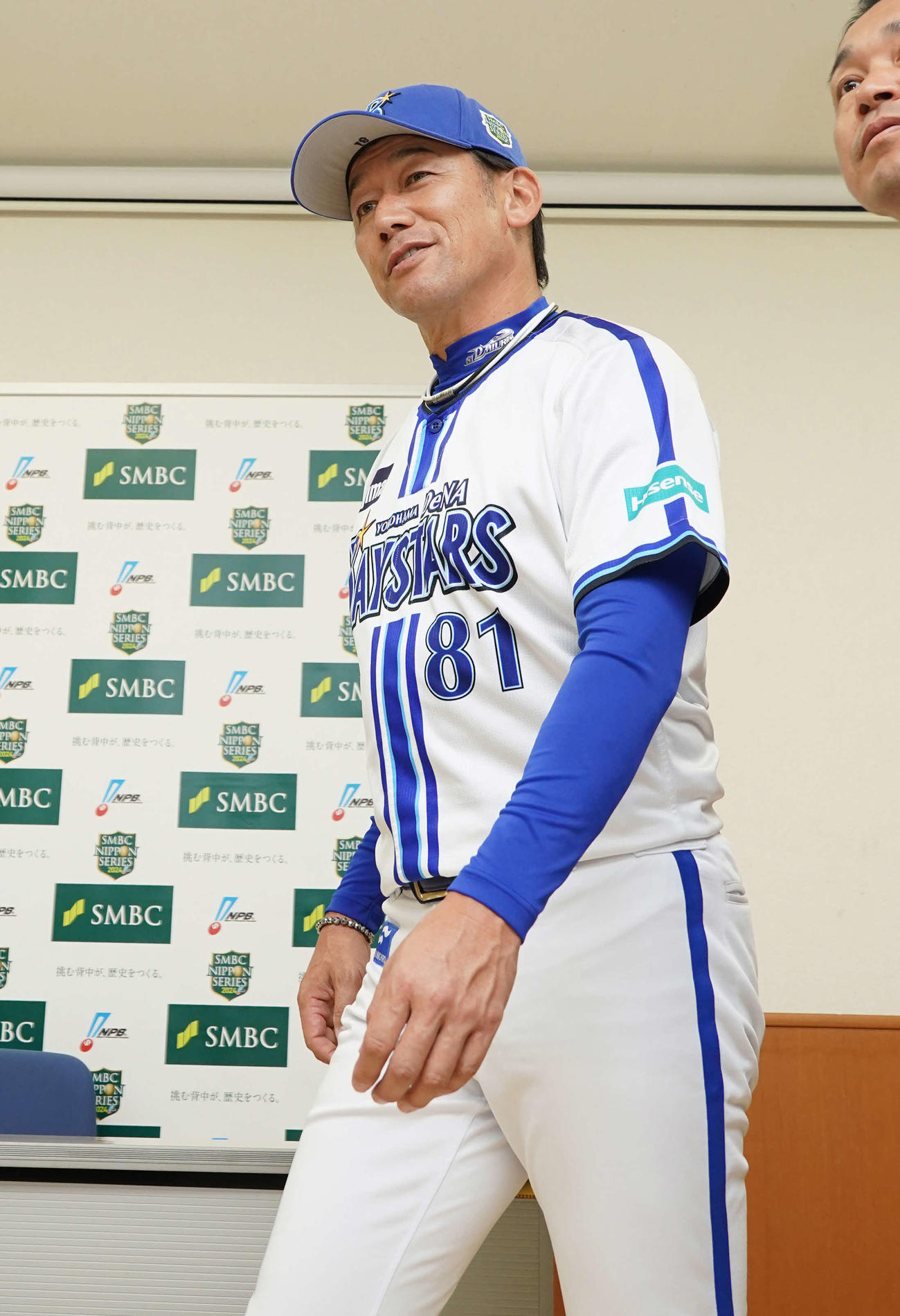 プロ野球日本シリーズ前日の公式会見を終え引き揚げるDeNA三浦監督（代表撮影）