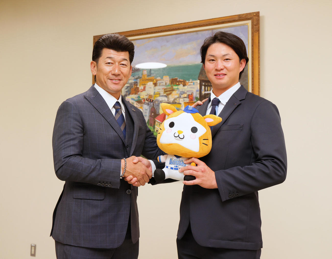 DeNAドラフト1位の三菱重工West竹田（右）はサプライズ訪問の三浦監督と笑顔で握手をかわす（撮影・上山淳一）