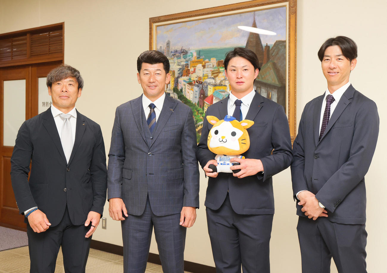 DeNAドラフト1位の三菱重工West竹田（左から3人目）は指名あいさつで訪れたDeNA三浦監督（同2人目）と写真に納まる。左は三菱重工West大川GM、右は三菱重工West津野監督（撮影・上山淳一）