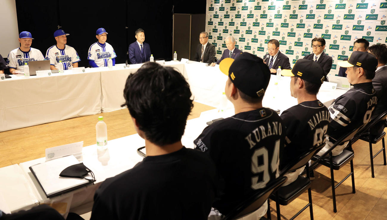 ソフトバンク小久保監督（右）らと監督会議に臨むDeNA三浦監督（左から3人目）（撮影・浅見桂子）