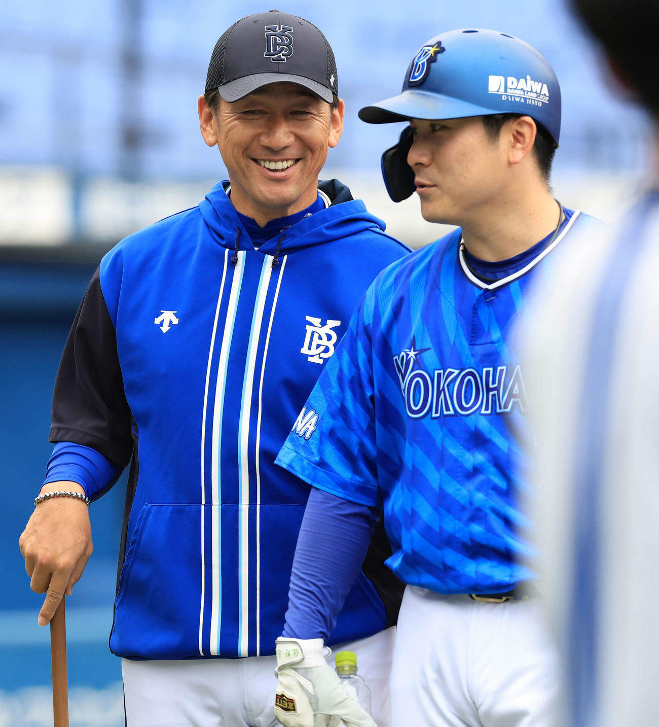 日本シリーズ前日練習で、佐野（右）に笑顔で声をかけるDeNA三浦監督（撮影・浅見桂子）
