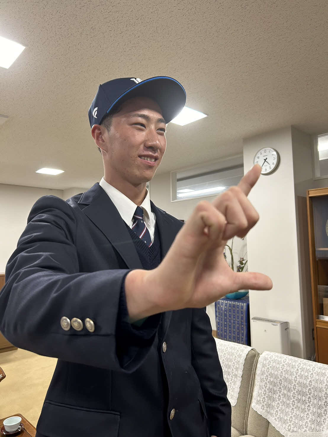 ライオンズのLポーズをする西武ドラフト1位斎藤大翔内野手（撮影・平山連）