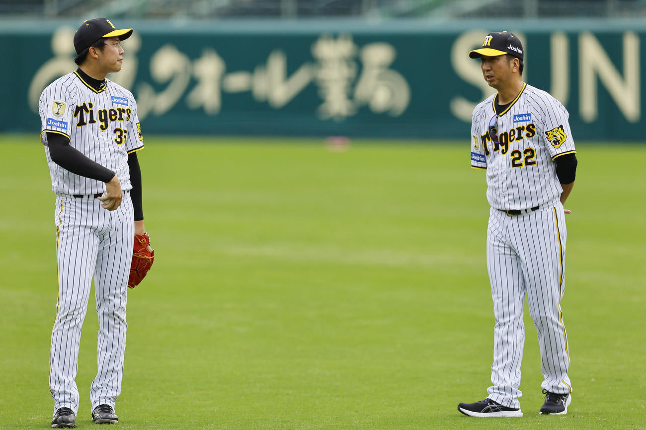 才木（左）と話しをする阪神藤川監督（撮影・藤尾明華）