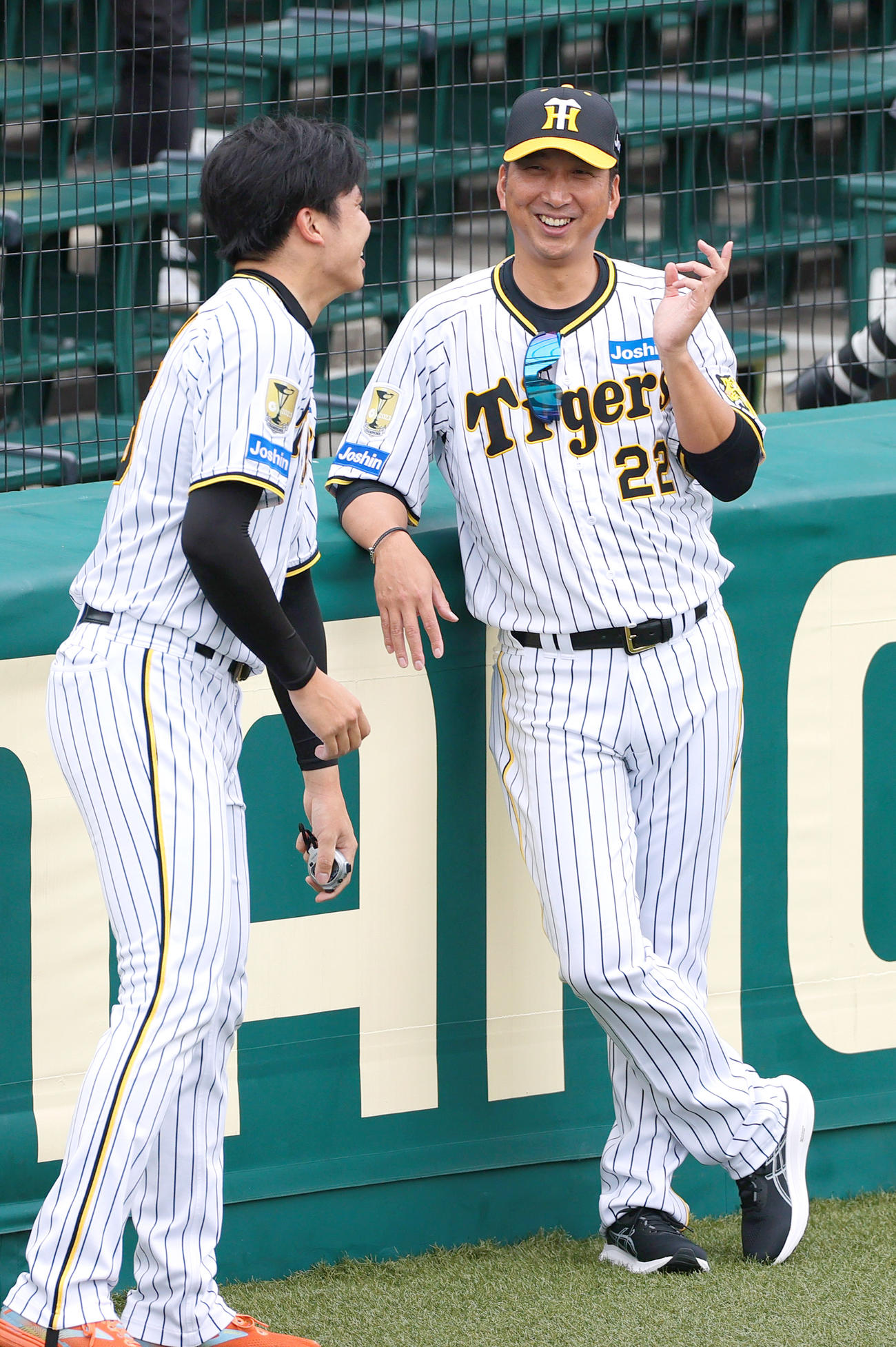 才木（左）と談笑する藤川監督（撮影・上山淳一）