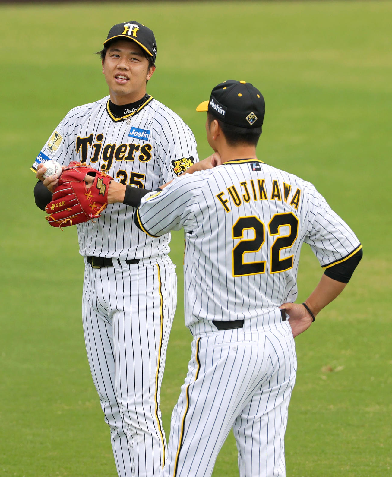 練習で阪神才木（左）と話す藤川監督（撮影・上山淳一）